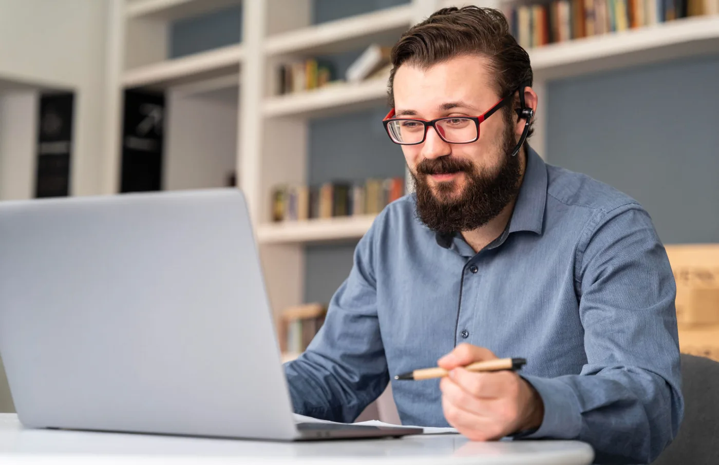 Profissional acompanhando treinamentos pela plataforma Maestrus em um laptop