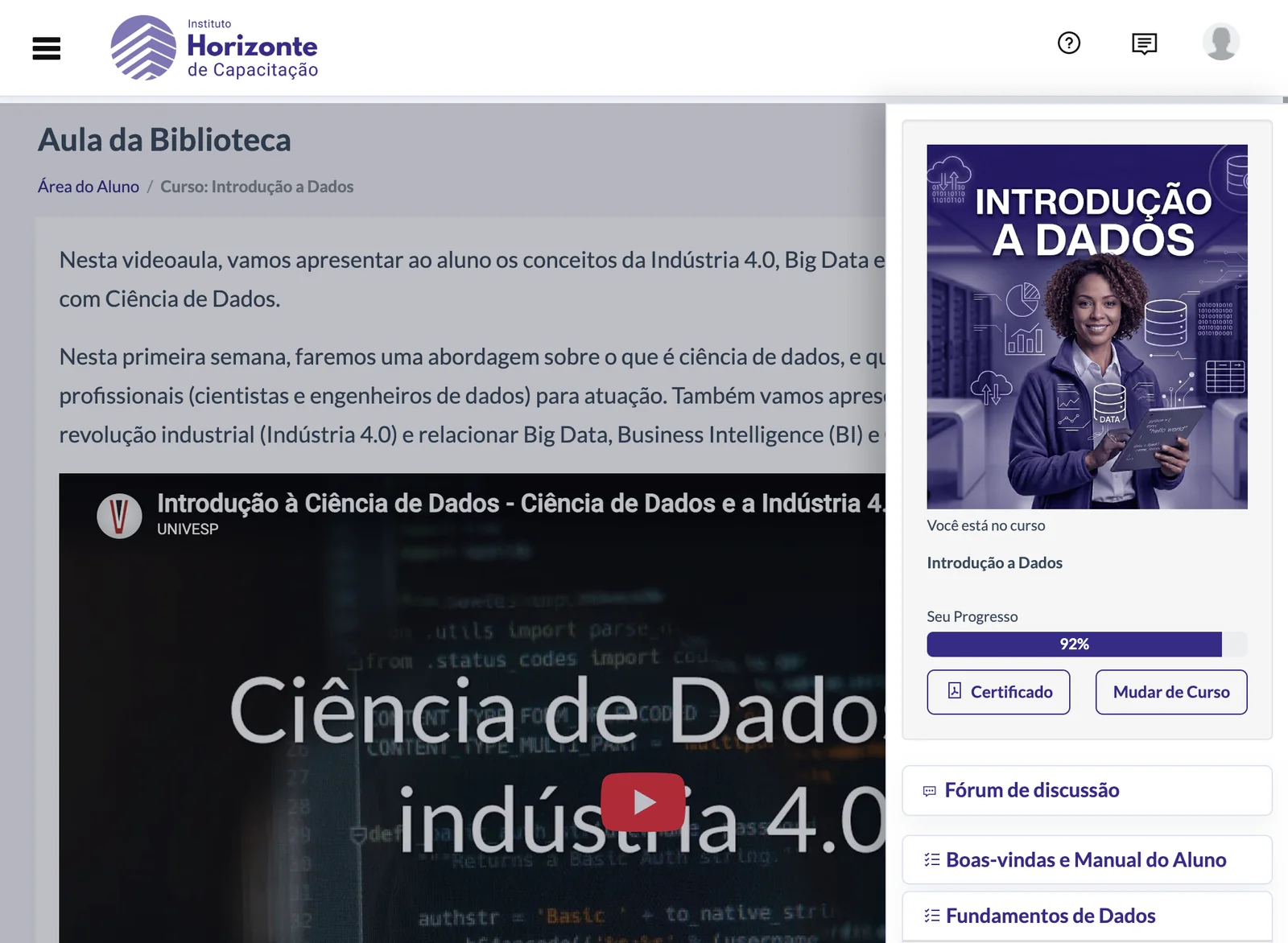 Área do aluno com conteúdo de vídeo, progresso e navegação do curso