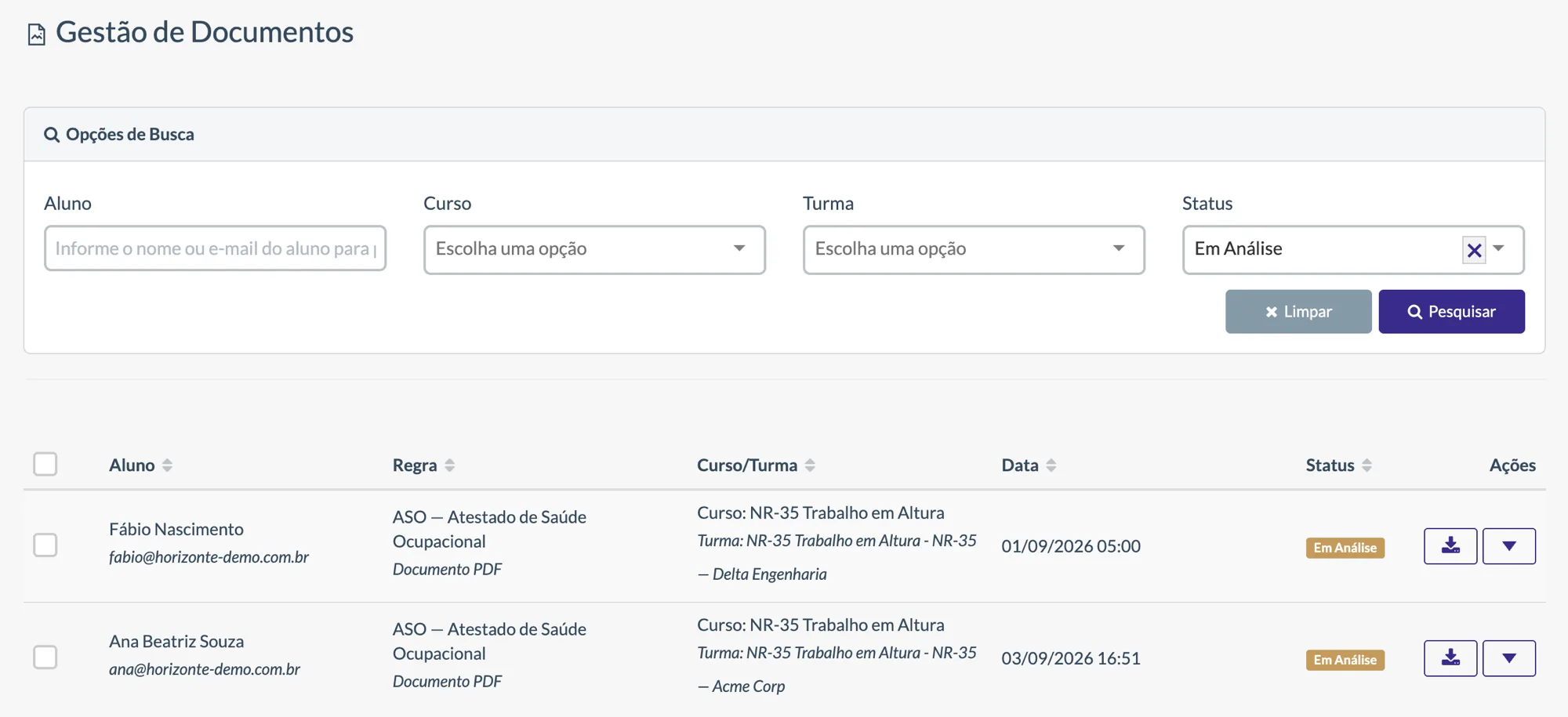 Gestão de documentos com filtro por status Em Análise e lista de envios por aluno, curso e turma