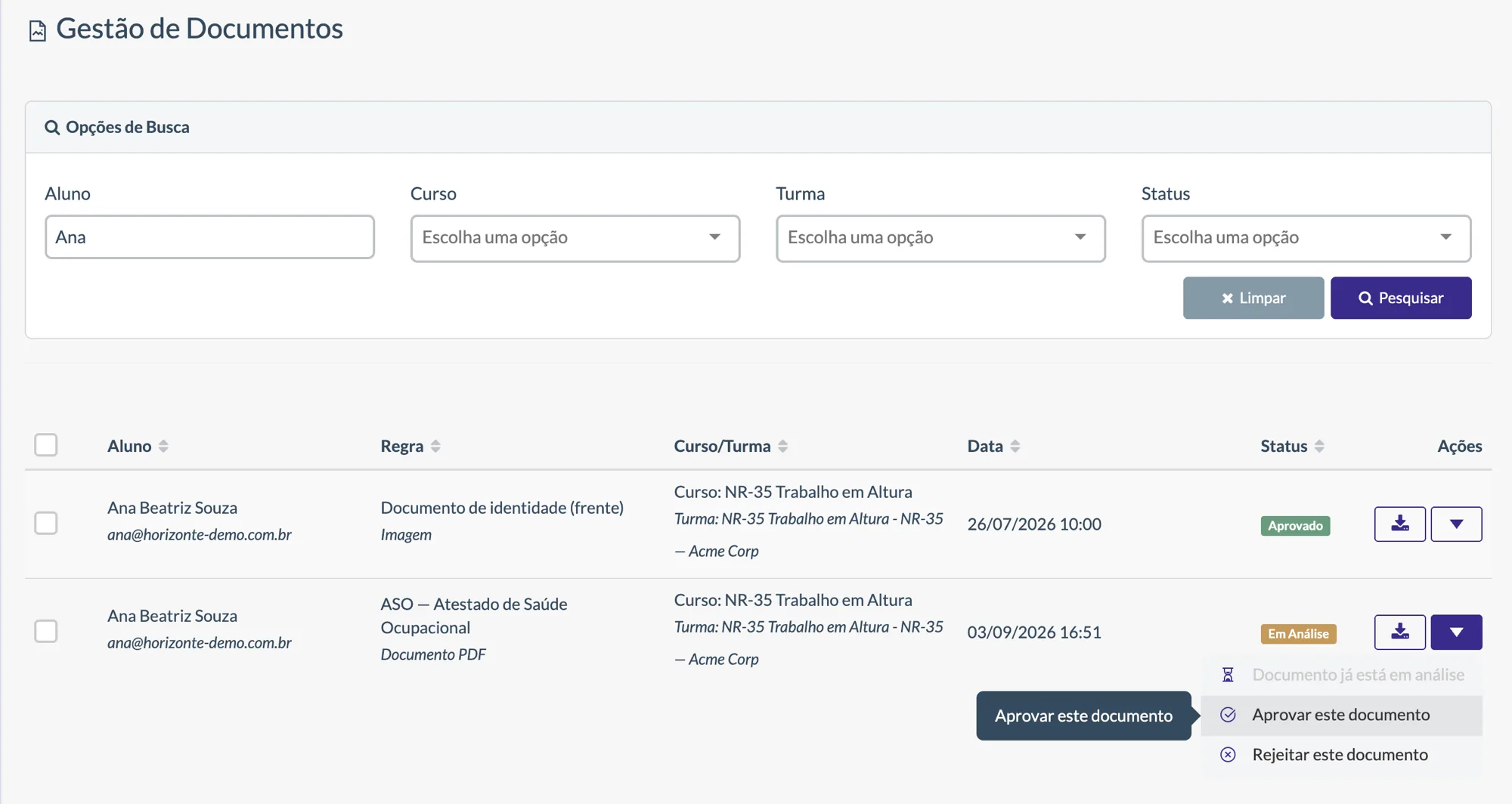 Histórico de validações de documentos de um aluno com regra, curso, data, status e ações de aprovação